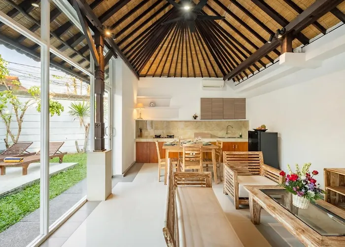 Family With Private Pool And Enclosed Livingroom In Villa *