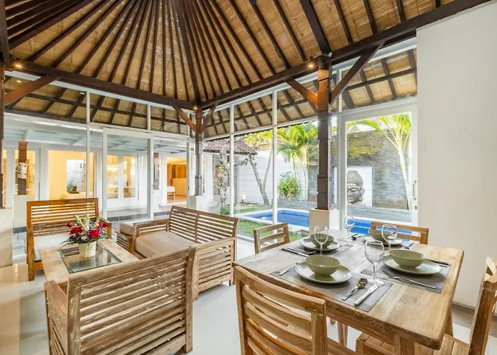 Villa Family With Private Pool And Enclosed Livingroom In