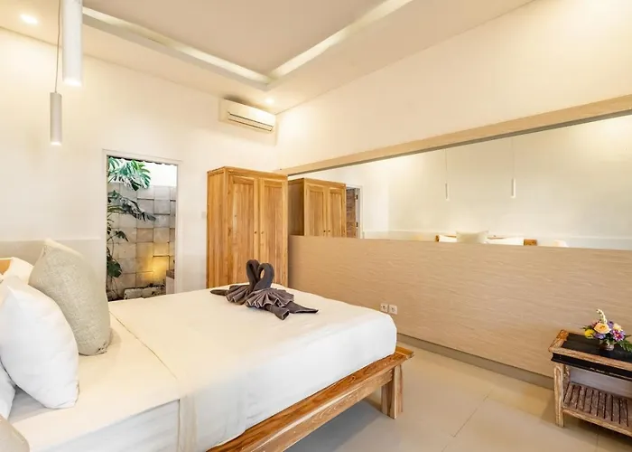 Family With Private Pool And Enclosed Livingroom In Villa *
