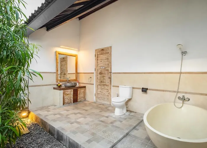Family With Private Pool And Enclosed Livingroom In Villa *