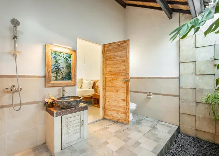 Family With Private Pool And Enclosed Livingroom In * Seminyak (Bali)